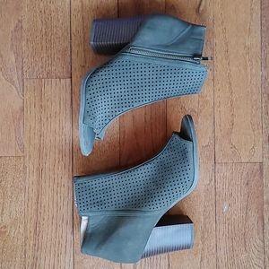 Size 9.5 army green boots never worn